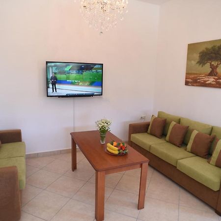 Bernie House 2 Apartment Melanes Bagian luar foto