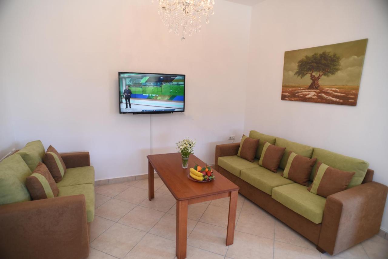Bernie House 2 Apartment Melanes Bagian luar foto