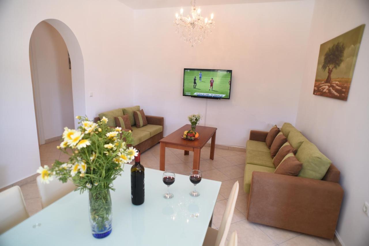 Bernie House 2 Apartment Melanes Bagian luar foto