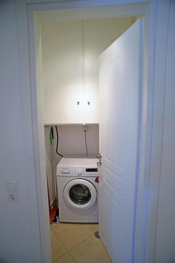 Bernie House 2 Apartment Melanes Bagian luar foto
