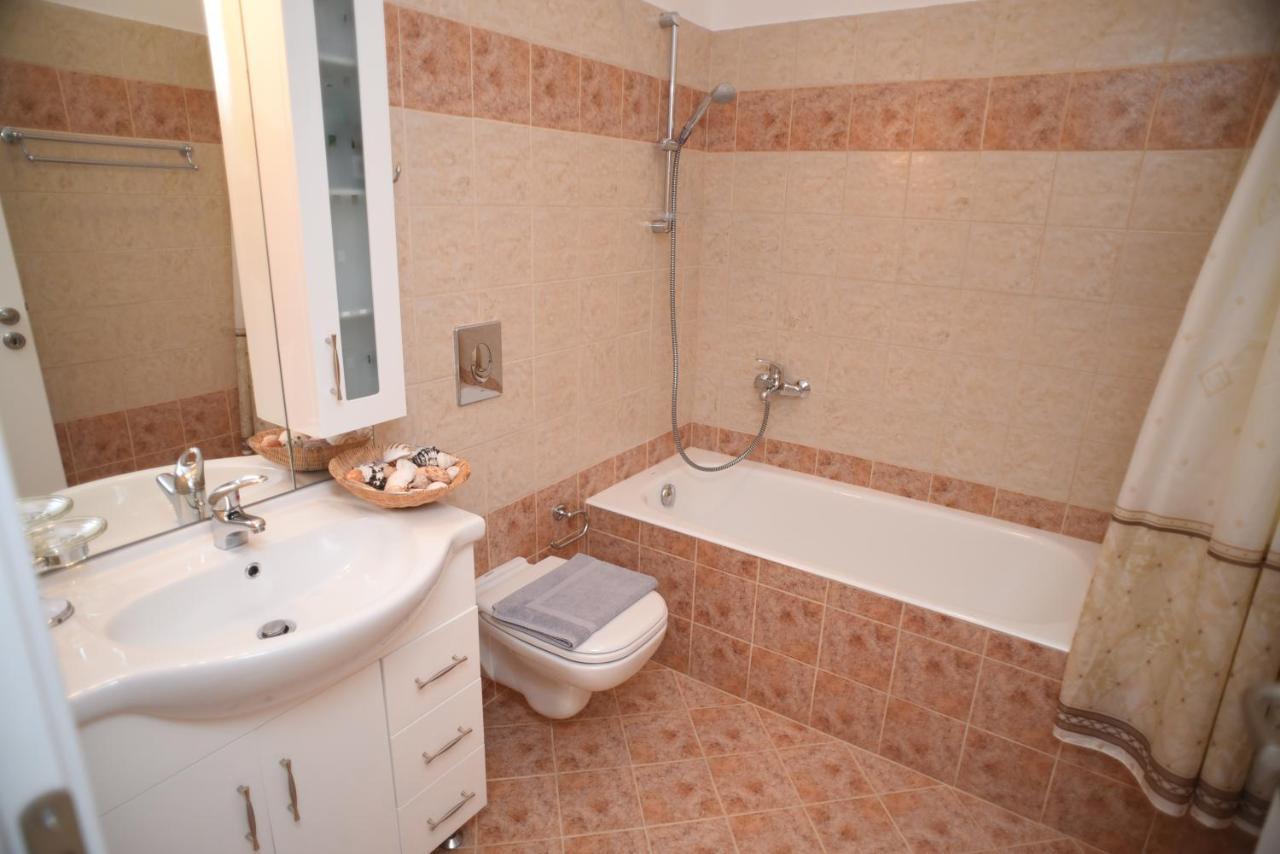 Bernie House 2 Apartment Melanes Bagian luar foto